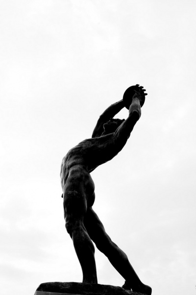Statue of discus thrower opposite the Panathinaiko Stadium par Jean- (Flickr)