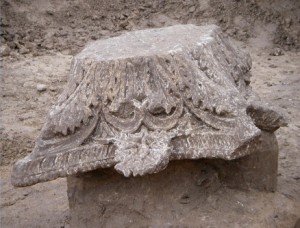 Thérouanne (Pas-de-Calais), « Chaussée Brunehaut » : chapiteau romain en situation de découverte lors de la fouille  Inrap 2006. Cliché : O. Blamangin (Inrap)