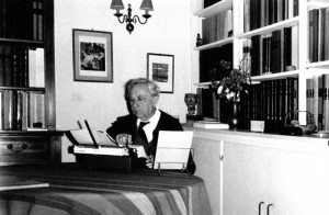 Jean Vercoutter dans son bureau, rue de Trévise à Paris - Insula
