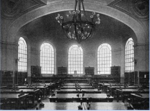 Bibliothèque universitaire de Lille inaugurée en 1907 (Salle de lecture). [Cliché Delille] Lille et la région du Nord en 1909, t. 1, Lille : L. Danel, 1909. p. 226.