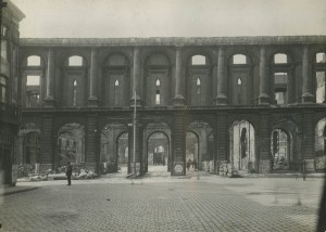 Lille : Hôtel de ville (état après destruction de 1916) : Bibliothèque Municipale de Lille, album B13, 100