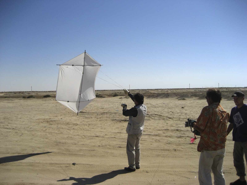 Gilbert Naessens faisant un test de cerf volant pour prises de vues