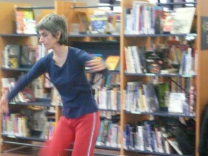 Nathalie Collantes pour le projet "Une danseuse dans la bibliothèque". Crédit Valérie Lanciaux