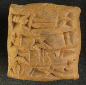 Figure 3. Tablette de Chagar Bazar (XVIIIe s. av. J.-C.) ; British Museum, BM 131692 ; 3,3 x 3,1 cm ; Photo © Denis Lacambre.
