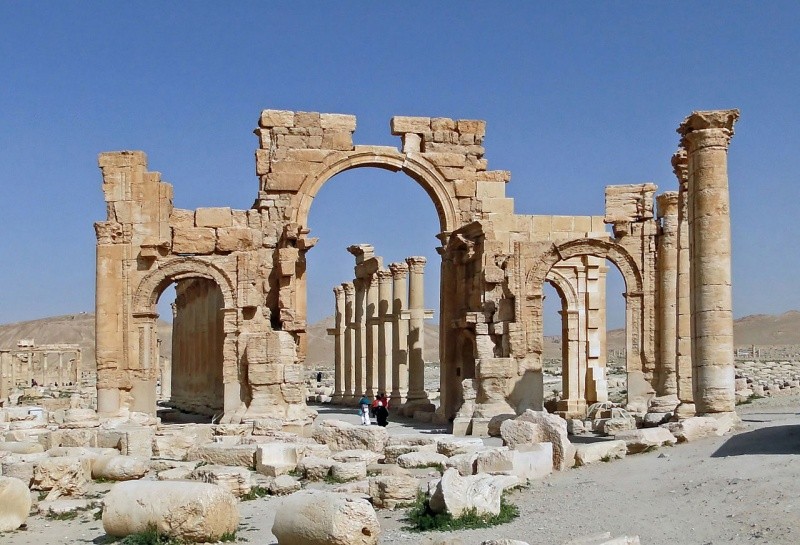 L'arc monumental de Palmyre en Syrie - Photographie de Bernard Gagnon - CC BY-SA 3.0 - Wikipedia