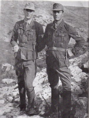 Patrick Leigh Fermor et Billy Moss (Source : http://upload.wikimedia.org/wikipedia/en/9/90/4_Patrick_Paddy_leigh_Fermor_and_Billy_Moss_pictured_before_the_kidnap_of_General_Heinrich_Kreipe_in_Crete_german_uniform.jpg) 
