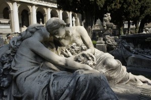 Statues du deuil au cimetière Staglieno de Gênes. Licence Creative Commons via Pixabay.