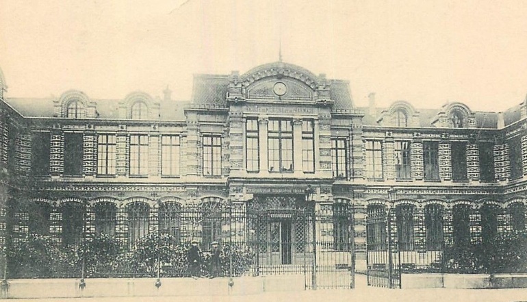 La faculté de médecine et de pharmacie de Lille où les premiers cours de la faculté des lettres de Lille se sont tenus.