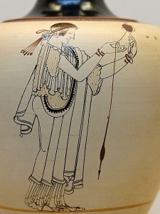 Femme filant. Détail d'une œnochoé attique à fond blanc - British Museum (Wikipedia)