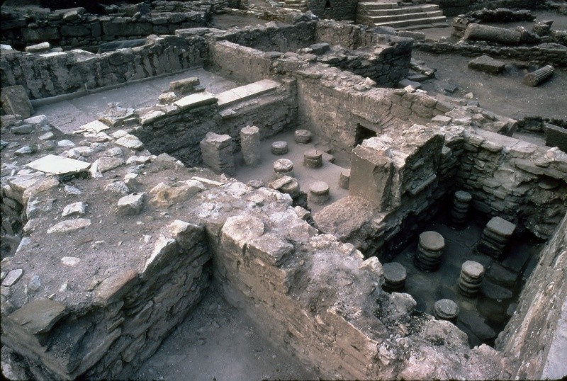Thasos - Ensemble thermal de DOM5 : au 1er plan, pièces chauffées par hypocauste ; au fond, couloir et piscine carrée, dépouillés de leurs dallages et placages de marbre.