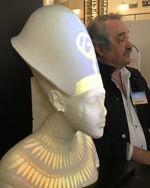 Buste d'Akhénaton et Robert Vergnieux, Commissaire de l'exposition ATON-NUM - Photographie Ch. Hugot
